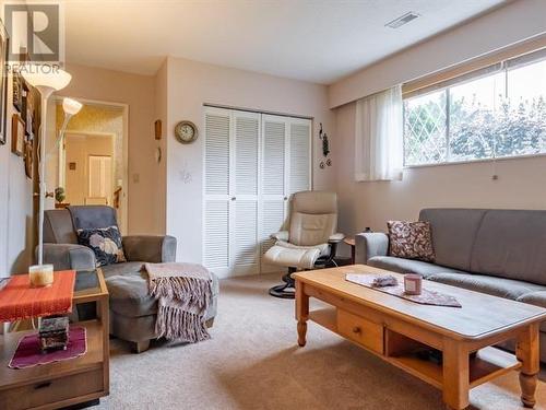 2293 Berkley Avenue, North Vancouver, BC - Indoor Photo Showing Living Room