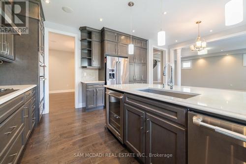 129 Masterman Crescent, Oakville, ON - Indoor Photo Showing Kitchen With Upgraded Kitchen