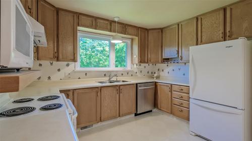 3145 Hall Road, Kelowna, BC - Indoor Photo Showing Kitchen With Double Sink