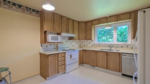 3145 Hall Road, Kelowna, BC - Indoor Photo Showing Kitchen With Double Sink