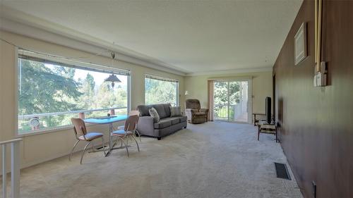 3145 Hall Road, Kelowna, BC - Indoor Photo Showing Living Room