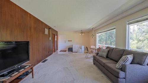 3145 Hall Road, Kelowna, BC - Indoor Photo Showing Living Room