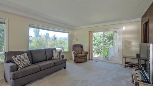 3145 Hall Road, Kelowna, BC - Indoor Photo Showing Living Room