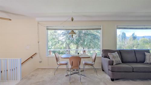 3145 Hall Road, Kelowna, BC - Indoor Photo Showing Living Room