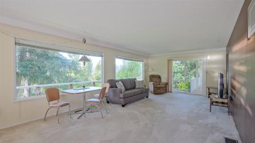 3145 Hall Road, Kelowna, BC - Indoor Photo Showing Living Room