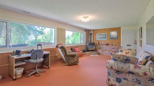 3145 Hall Road, Kelowna, BC - Indoor Photo Showing Living Room