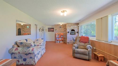 3145 Hall Road, Kelowna, BC - Indoor Photo Showing Living Room