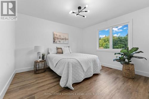 7 Mapleview Court E, Whitewater Region, ON - Indoor Photo Showing Bedroom