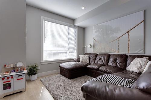 32-13098 Shoreline Way, Lake Country, BC - Indoor Photo Showing Living Room