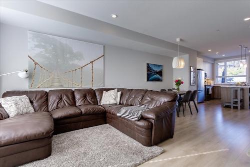 32-13098 Shoreline Way, Lake Country, BC - Indoor Photo Showing Living Room