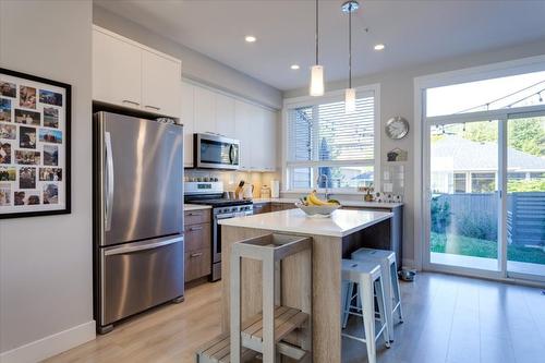 32-13098 Shoreline Way, Lake Country, BC - Indoor Photo Showing Kitchen With Upgraded Kitchen