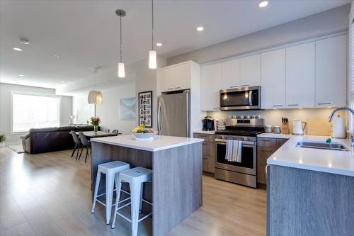 32-13098 Shoreline Way, Lake Country, BC - Indoor Photo Showing Kitchen With Double Sink With Upgraded Kitchen