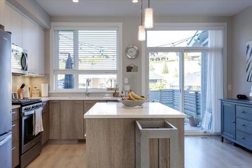 32-13098 Shoreline Way, Lake Country, BC - Indoor Photo Showing Kitchen With Upgraded Kitchen