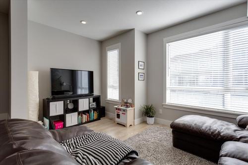 32-13098 Shoreline Way, Lake Country, BC - Indoor Photo Showing Living Room