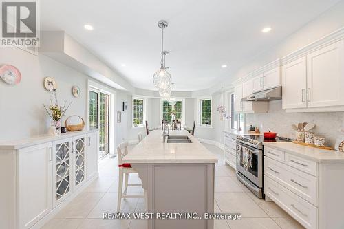 7 Stewart Crescent, Essa, ON - Indoor Photo Showing Kitchen With Upgraded Kitchen