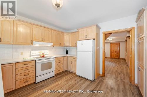 7 Stewart Crescent, Essa, ON - Indoor Photo Showing Kitchen