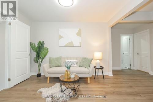 7010 Dunn Street, Niagara Falls, ON - Indoor Photo Showing Living Room