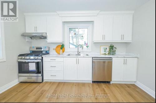 7010 Dunn Street, Niagara Falls, ON - Indoor Photo Showing Kitchen