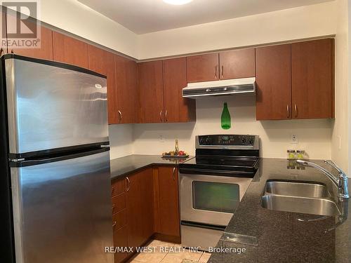 408 - 7 North Park Road, Vaughan, ON - Indoor Photo Showing Kitchen With Stainless Steel Kitchen With Double Sink