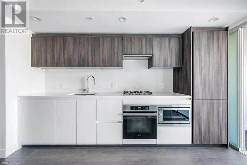 826 8133 Cook Road, Richmond, BC - Indoor Photo Showing Kitchen