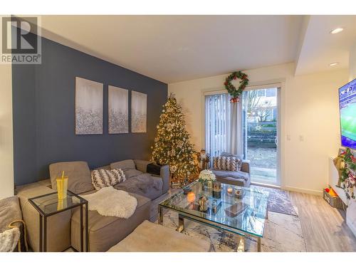 103 688 Edgar Avenue, Coquitlam, BC - Indoor Photo Showing Living Room