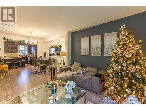 103 688 Edgar Avenue, Coquitlam, BC - Indoor Photo Showing Living Room