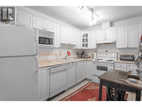 308 1085 W 17Th Street, North Vancouver, BC - Indoor Photo Showing Kitchen