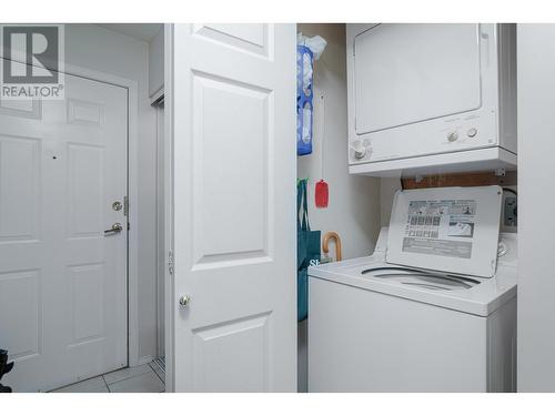 308 1085 W 17Th Street, North Vancouver, BC - Indoor Photo Showing Laundry Room