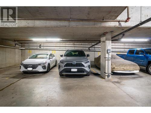 308 1085 W 17Th Street, North Vancouver, BC - Indoor Photo Showing Garage