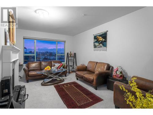 308 1085 W 17Th Street, North Vancouver, BC - Indoor Photo Showing Living Room