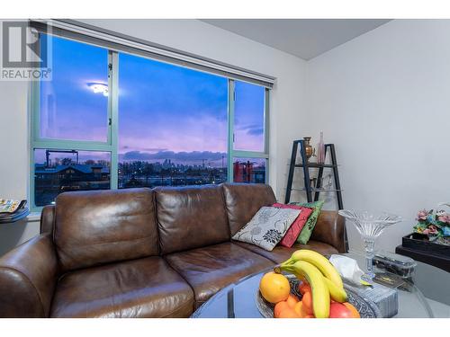 308 1085 W 17Th Street, North Vancouver, BC - Indoor Photo Showing Living Room