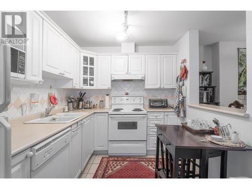 308 1085 W 17Th Street, North Vancouver, BC - Indoor Photo Showing Kitchen With Double Sink