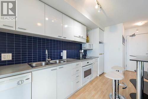 1801 668 Citadel Parade, Vancouver, BC - Indoor Photo Showing Kitchen With Double Sink