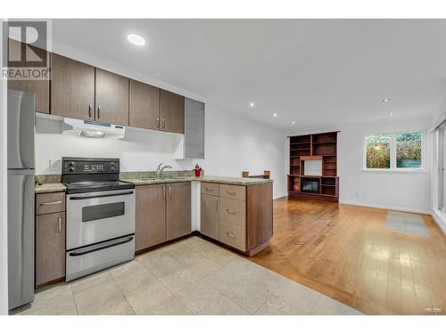 109 2255 Eton Street, Vancouver, BC - Indoor Photo Showing Kitchen