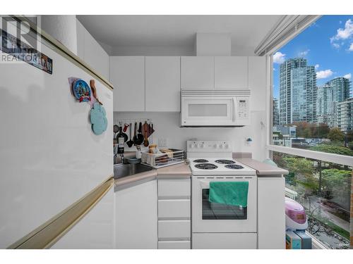 402 1188 Richards Street, Vancouver, BC - Indoor Photo Showing Kitchen