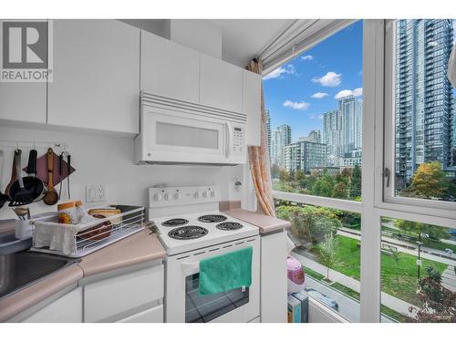 402 1188 Richards Street, Vancouver, BC - Indoor Photo Showing Kitchen