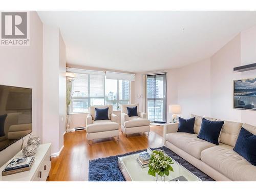 910 3489 Ascot Place, Vancouver, BC - Indoor Photo Showing Living Room