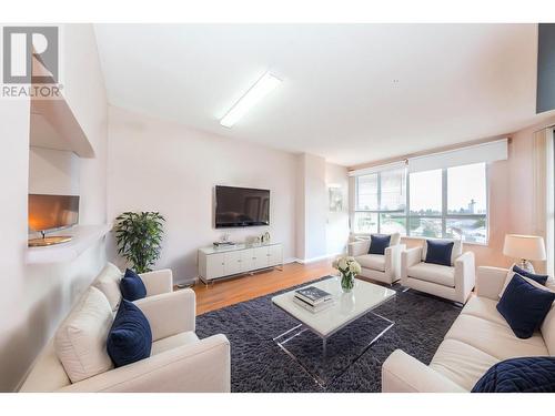 910 3489 Ascot Place, Vancouver, BC - Indoor Photo Showing Living Room