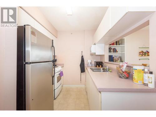 910 3489 Ascot Place, Vancouver, BC - Indoor Photo Showing Kitchen With Double Sink