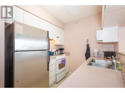 910 3489 Ascot Place, Vancouver, BC - Indoor Photo Showing Kitchen With Double Sink