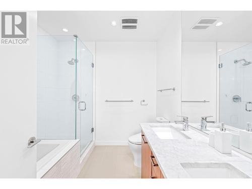 1502 9080 University Crescent, Burnaby, BC - Indoor Photo Showing Bathroom