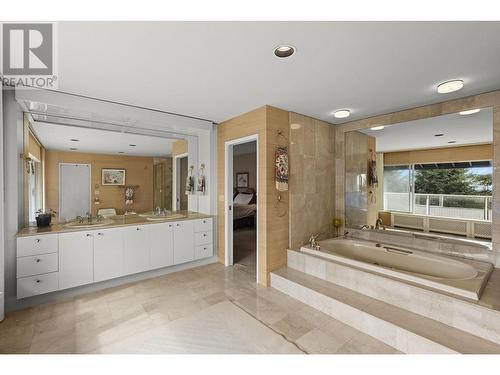 860 Fairmile Road, West Vancouver, BC - Indoor Photo Showing Bathroom