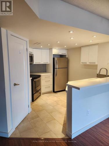 1818 - 1001 Bay Street, Toronto, ON - Indoor Photo Showing Kitchen