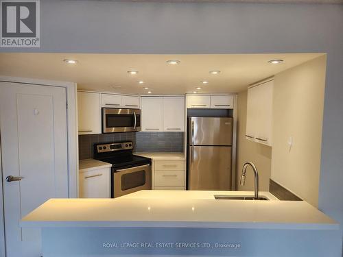 1818 - 1001 Bay Street, Toronto, ON - Indoor Photo Showing Kitchen