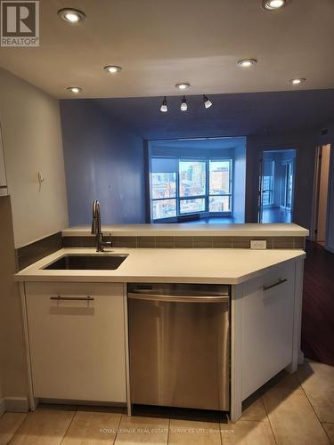 1818 - 1001 Bay Street, Toronto, ON - Indoor Photo Showing Kitchen