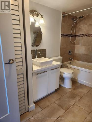 1818 - 1001 Bay Street, Toronto, ON - Indoor Photo Showing Bathroom