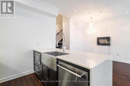 4 - 4030 Parkside Village Drive, Mississauga, ON - Indoor Photo Showing Kitchen