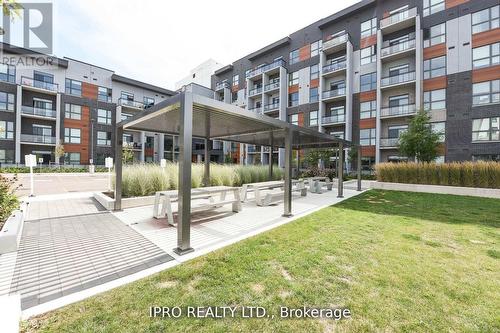 004 - 95 Dundas St W Street, Oakville, ON - Outdoor