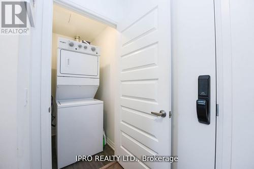 004 - 95 Dundas St W Street, Oakville, ON - Indoor Photo Showing Laundry Room