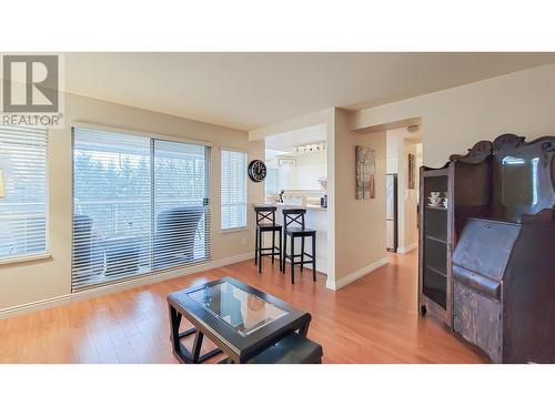 31 1238 Eastern Drive, Port Coquitlam, BC - Indoor Photo Showing Living Room